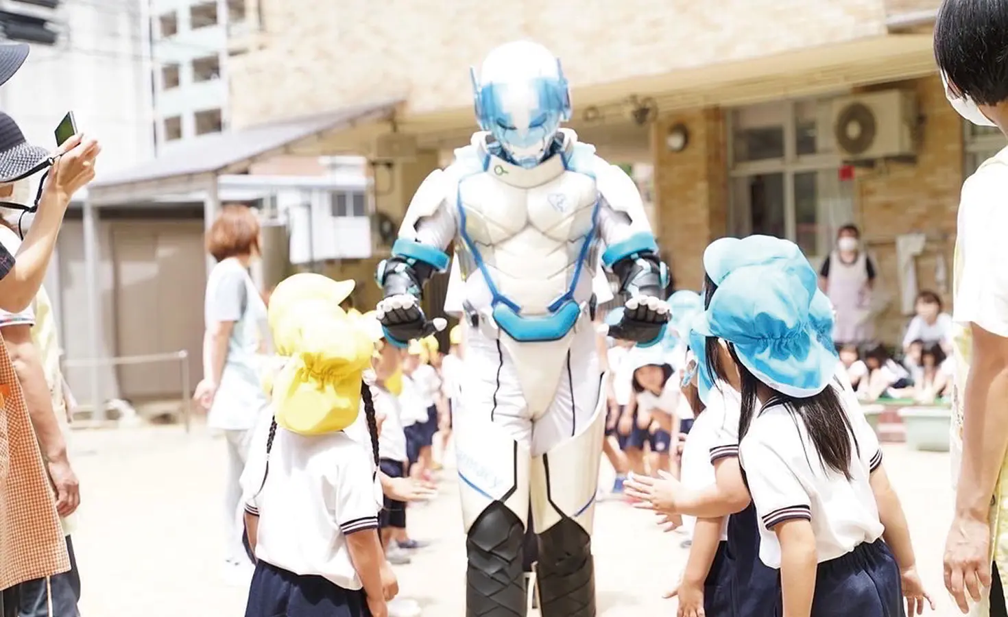 写真:子ども達とふれあうオーガマン